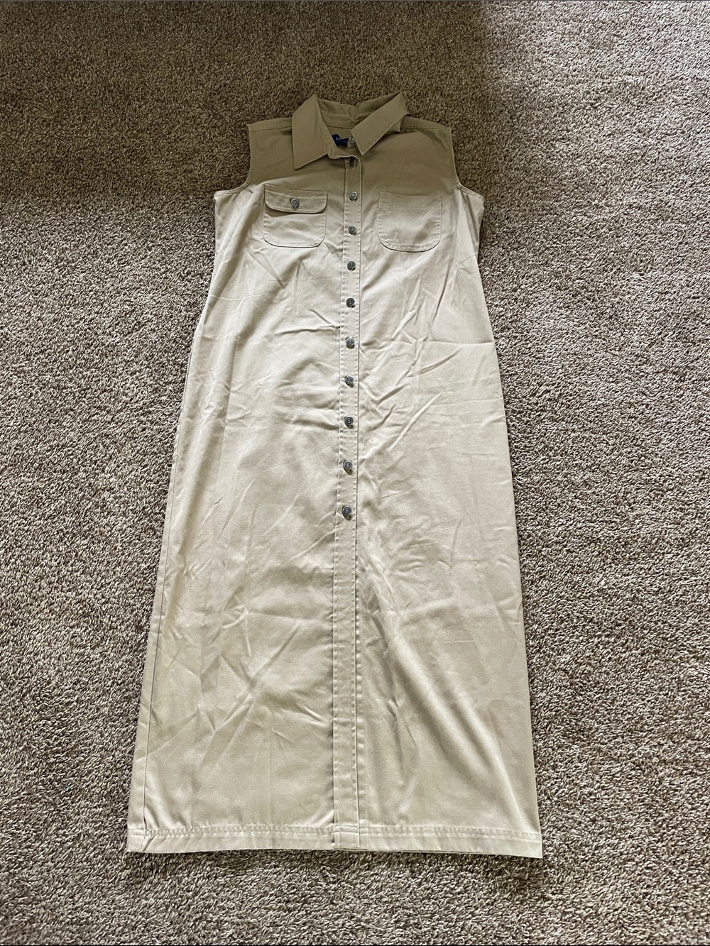 Kendra Scott Sleeveless Button-Front Maxi Dress in Beige